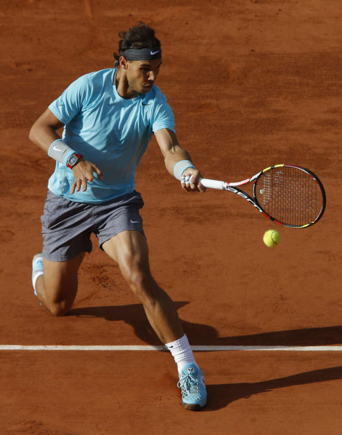 Spain's Rafael Nadal returns the ball during the quarterfinal match of the French Open tennis tournament against Spain's David Ferrer at the Roland Garros stadium, in Paris, France, Wednesday, June 4, 2014. (AP Photo/Michel Spingler)
