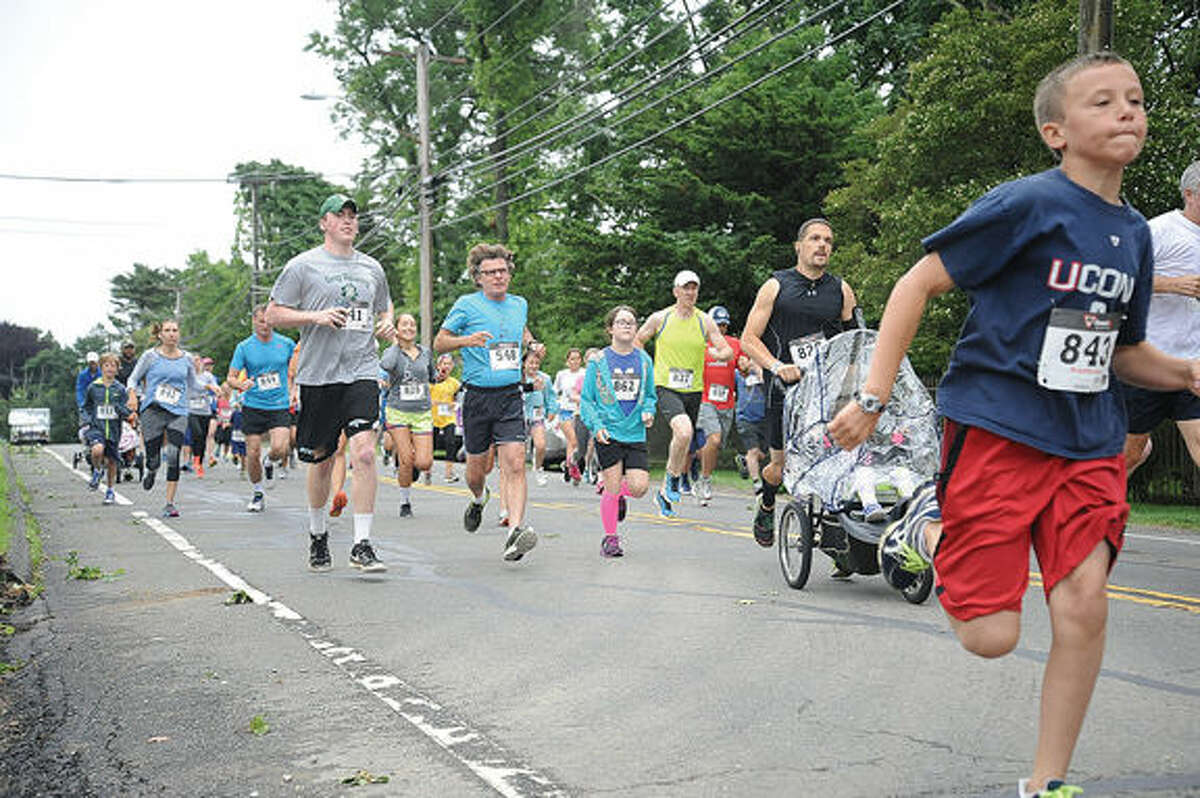 The Rowayton Fun Run begins at the street entrance of the Rowayton Library Sunday. The race had been delayed from Father's Day because of the weather. Hour photo/Matthew Vinci