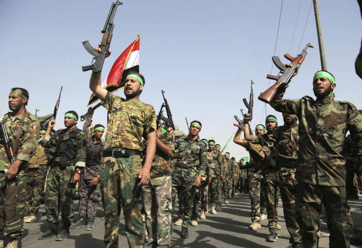 Iraq militia parades as insurgents seize crossing