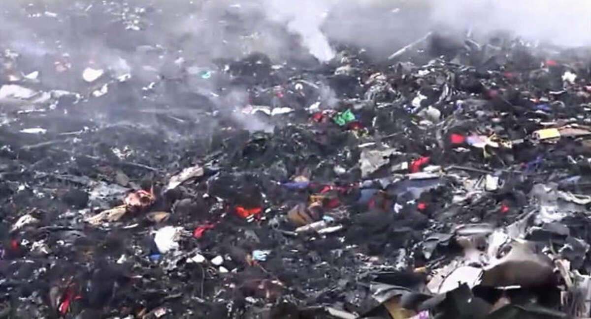 Restos humeantes del avión de Malaysia Airlines que fue derribado cerca de la aldea de Grabovo, en el este de Ucrania, el jueves 17 de julio de 2014. En la aeronave viajaban 295 personas y no hubo sobrevivientes, según la aerolínea. (AP Foto/Channel 1)