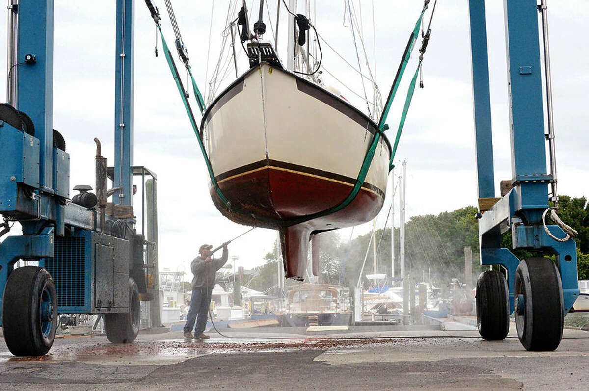 Hour photo / Erik Trautmann Locals including workers with Cove Marina prepare for stormy conditions ahead of Hurricaine Joaquin