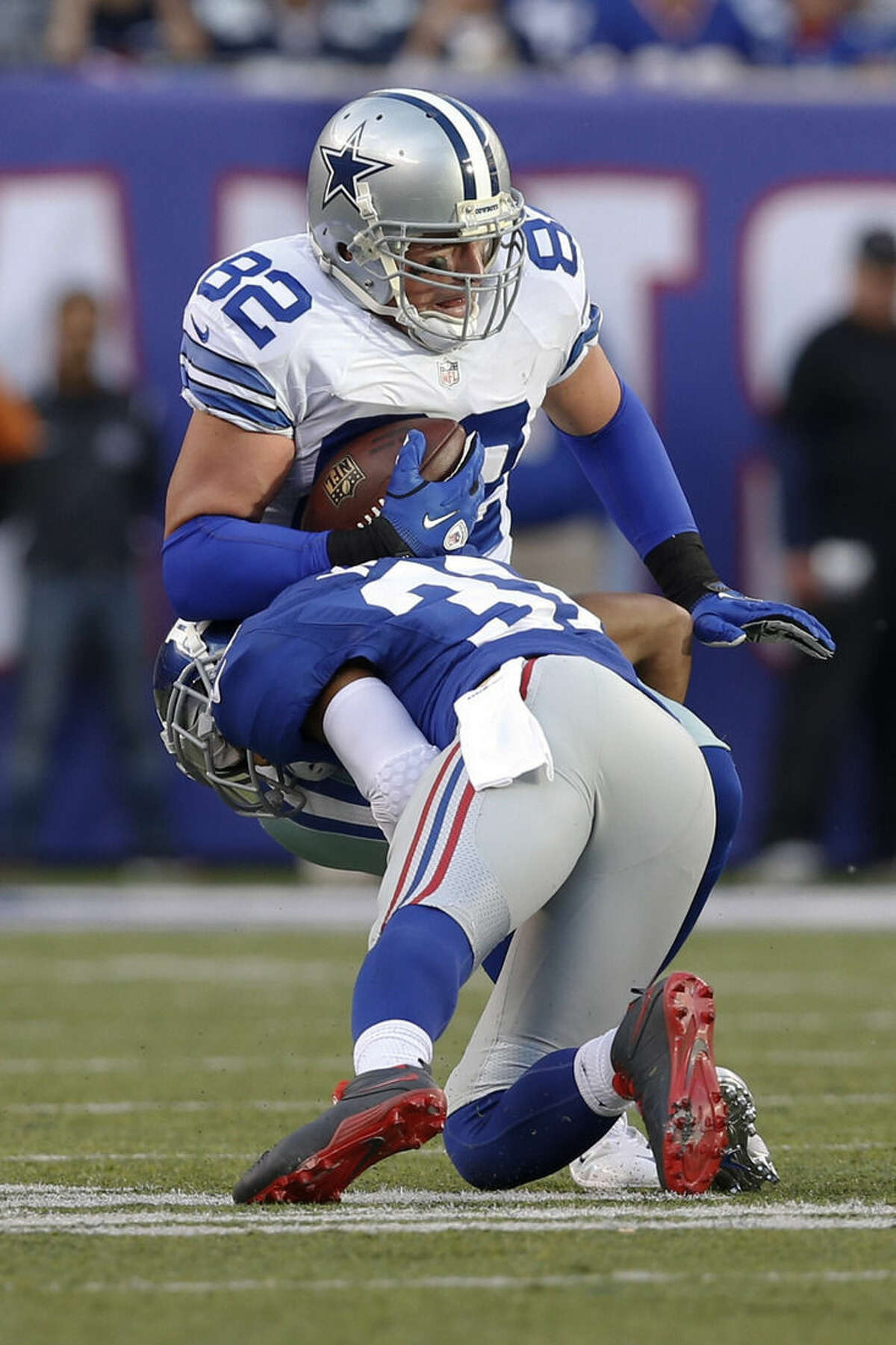 New York Giants' Trevin Wade (31) tackles Dallas Cowboys' Jason Witten (82) during the first half of an NFL football game Sunday, Oct. 25, 2015, in East Rutherford, N.J. (AP Photo/Kathy Willens)