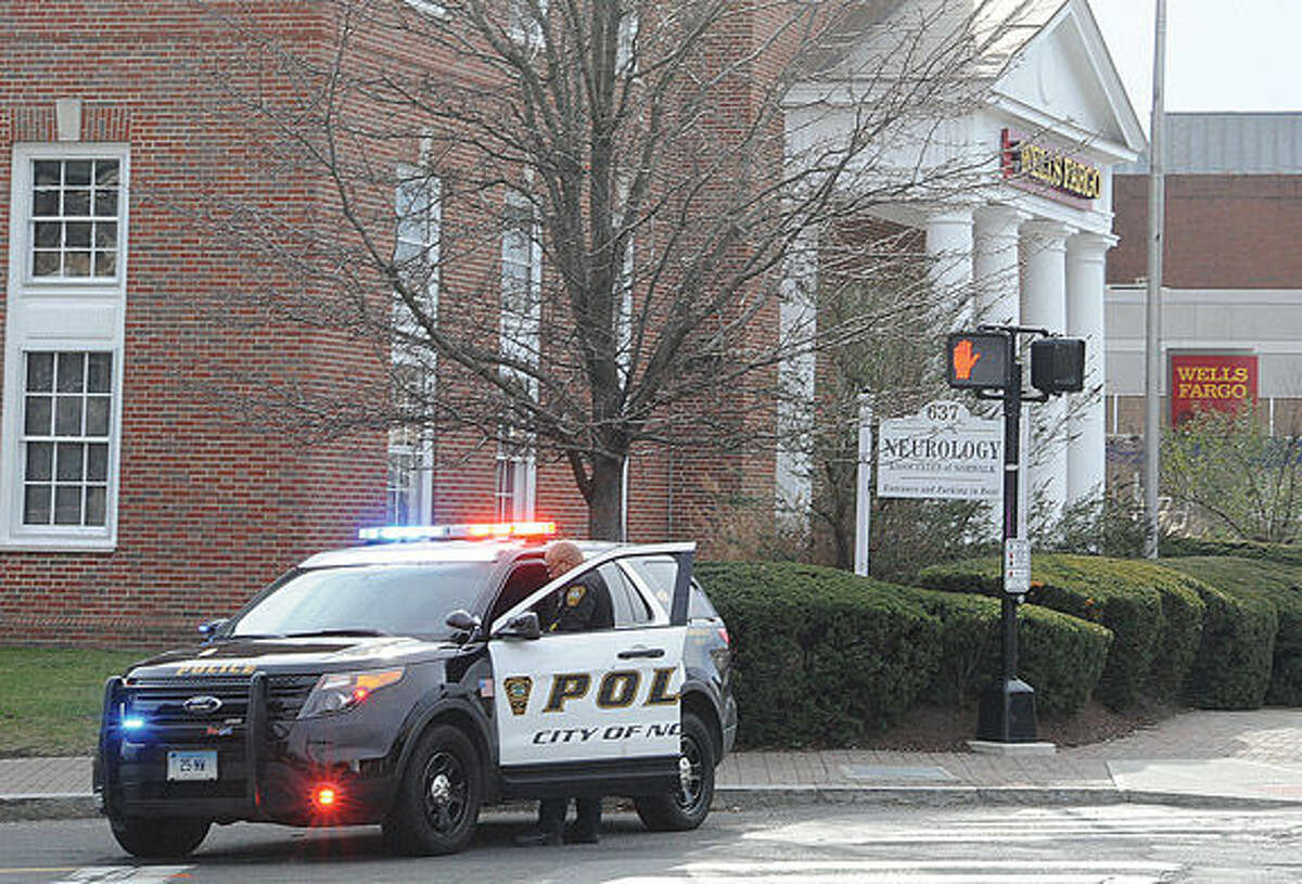 Norwalk police respond to a bank robbery Monday morning at the Wells Fargo bank on West Avenue. Hour phoot/Matthew Vinci