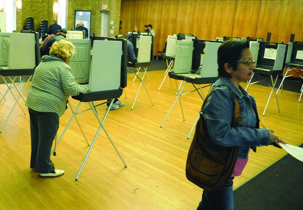 Stamford voting at Agudath Sholom Tuesday in District 6. Photo/Matthew Vinci