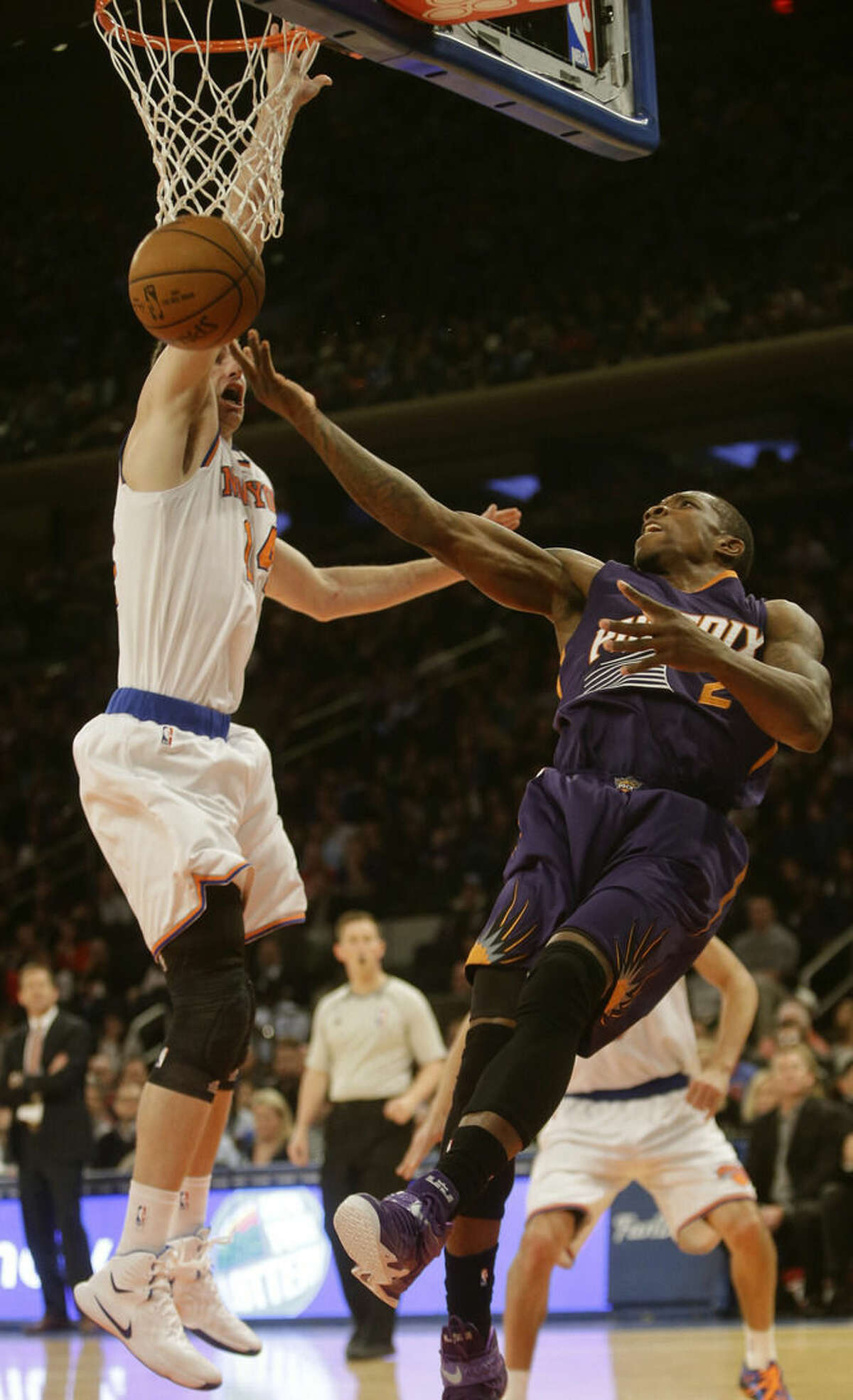 New York Knicks' Jason Smith defends Phoenix Suns' Eric Bledsoe during the first half of an NBA basketball game Saturday, Dec. 20, 2014, in New York. (AP Photo/Frank Franklin II)