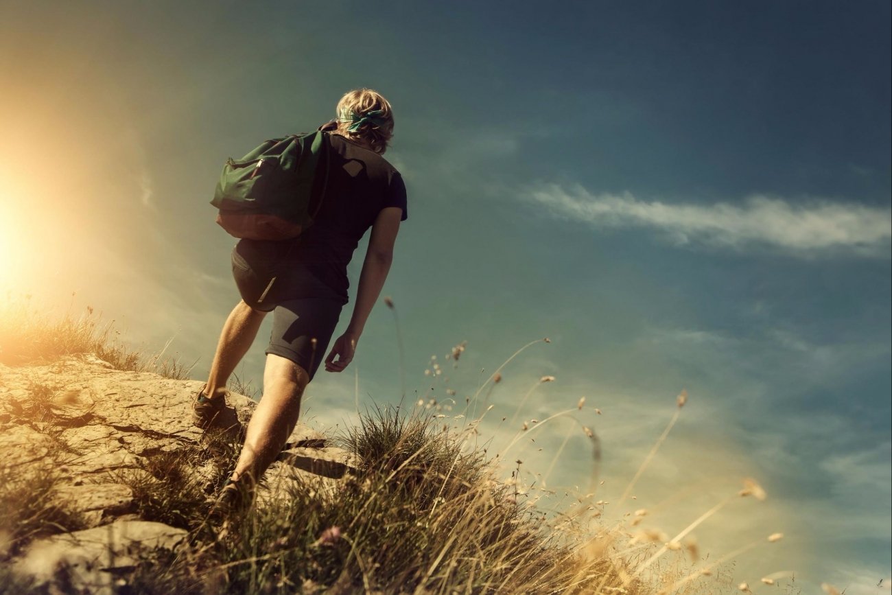 человек стоит на холме. человек на холме. человек взбирается на холм. человек поднимается на холм. человек на холме.