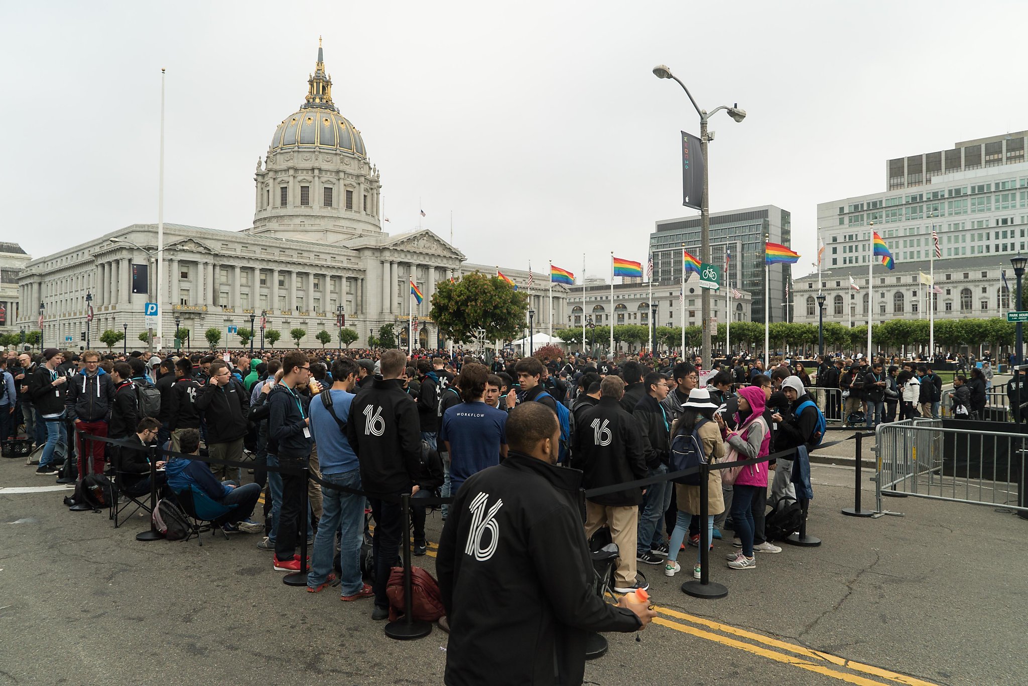 Apple CEO Tim Cook Visits Florida Apple Store and Meets WWDC Scholar -  MacRumors