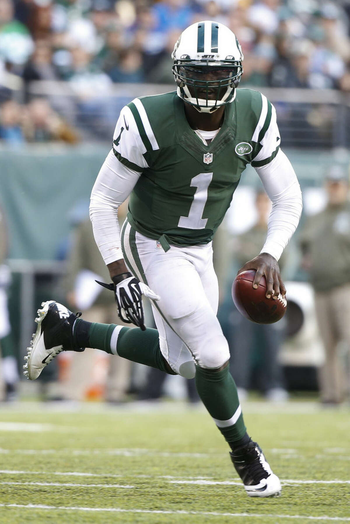 New York Jets quarterback Michael Vick (1) scrambles during the second half of an NFL football game against the Pittsburgh Steelers, Sunday, Nov. 9, 2014, in East Rutherford, N.J. (AP Photo/Kathy Willens)