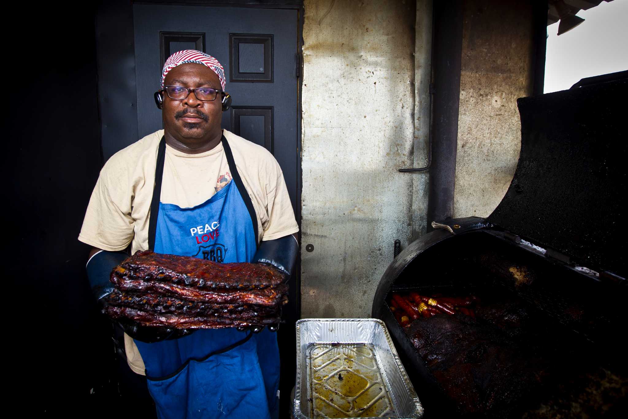 Houston barbecue restaurant owner chases down suspects, holds one at