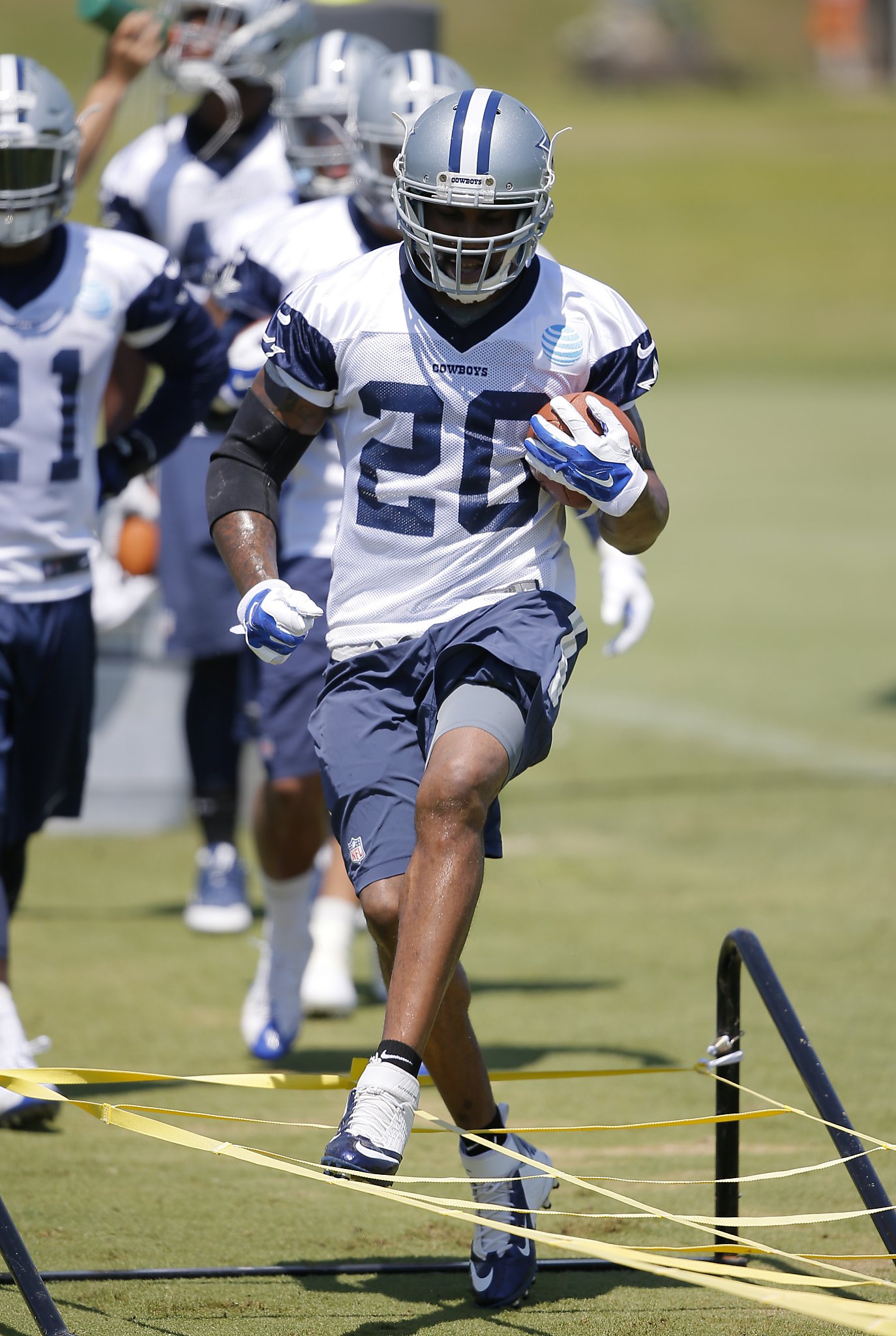 Darren McFadden Out 2 Months After Breaking Elbow to Avoid Dropping Phone