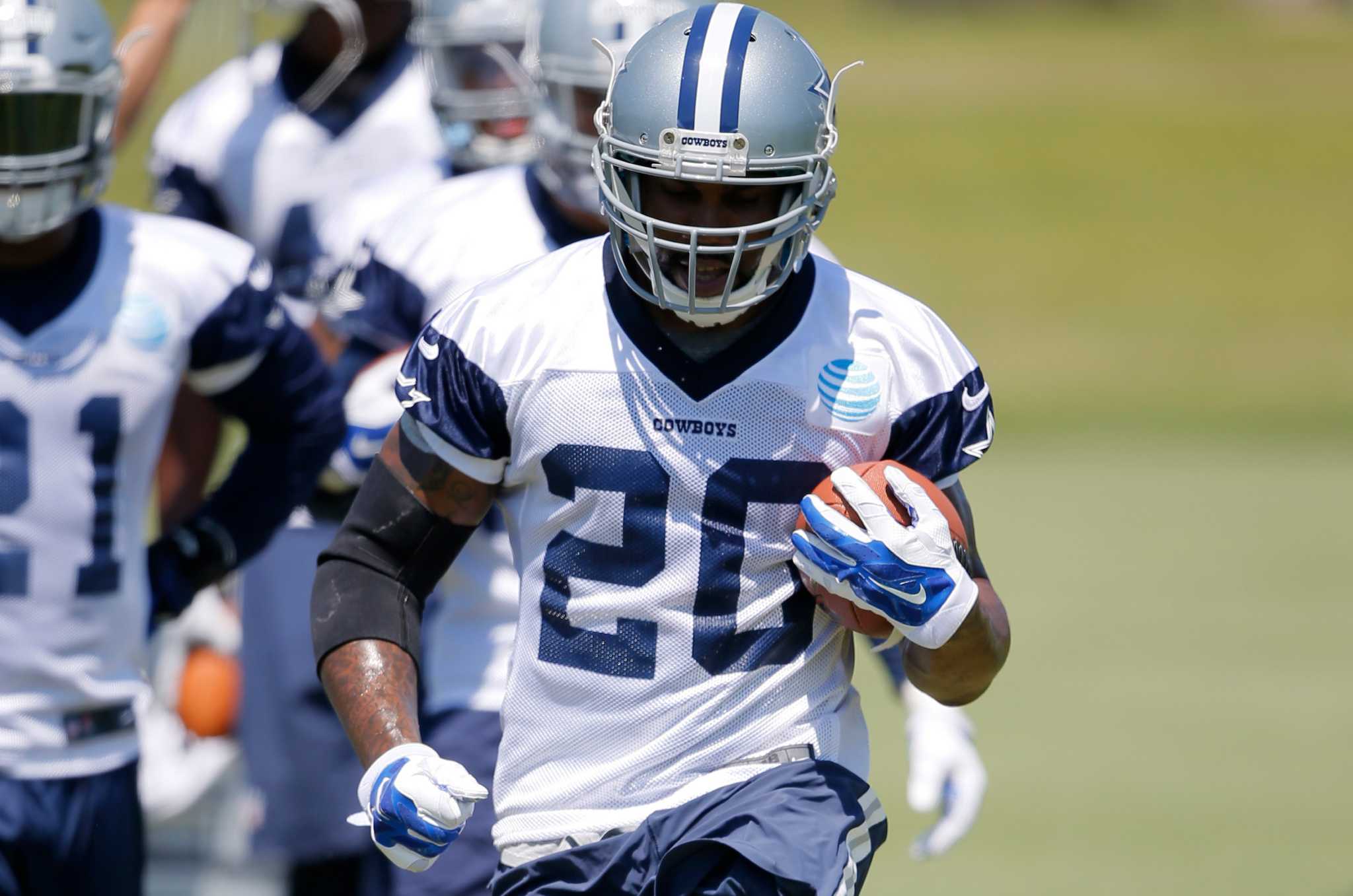 Dallas Cowboys place Darren McFadden on the reserve/non-football