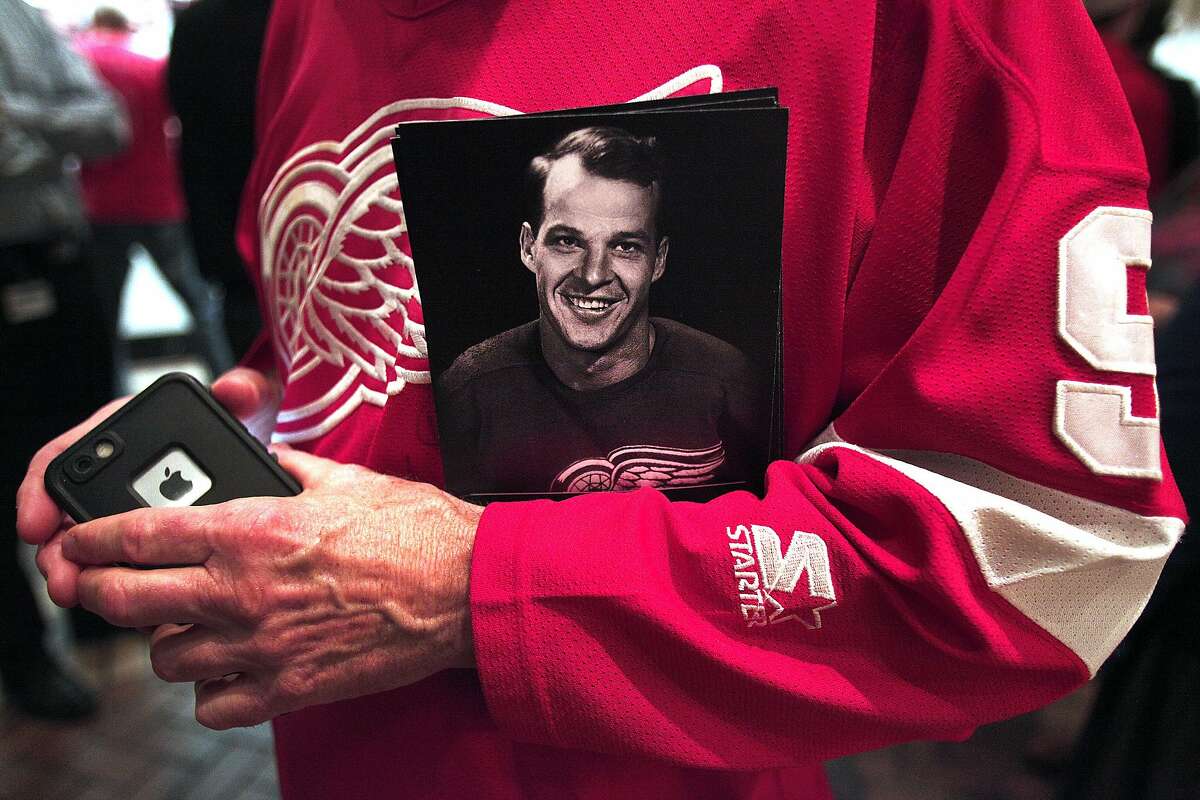 Thousands pay respects at Gordie Howe memorial