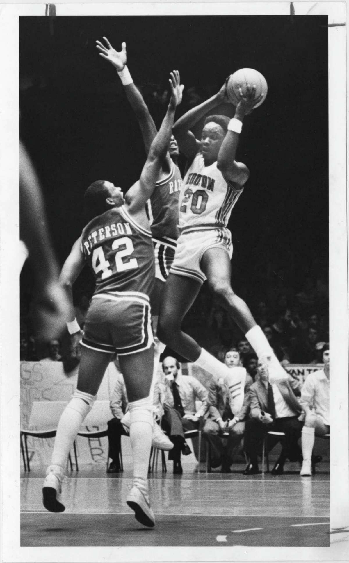 UH guard Rob Williams (20) soars through the lane past Arkansas' Keith Peterson in a Cougars victory on Feb. 13, 1982, at Hofheinz Pavillion. The old Southwest Conference rivals will meet again in 2017 and 2018.