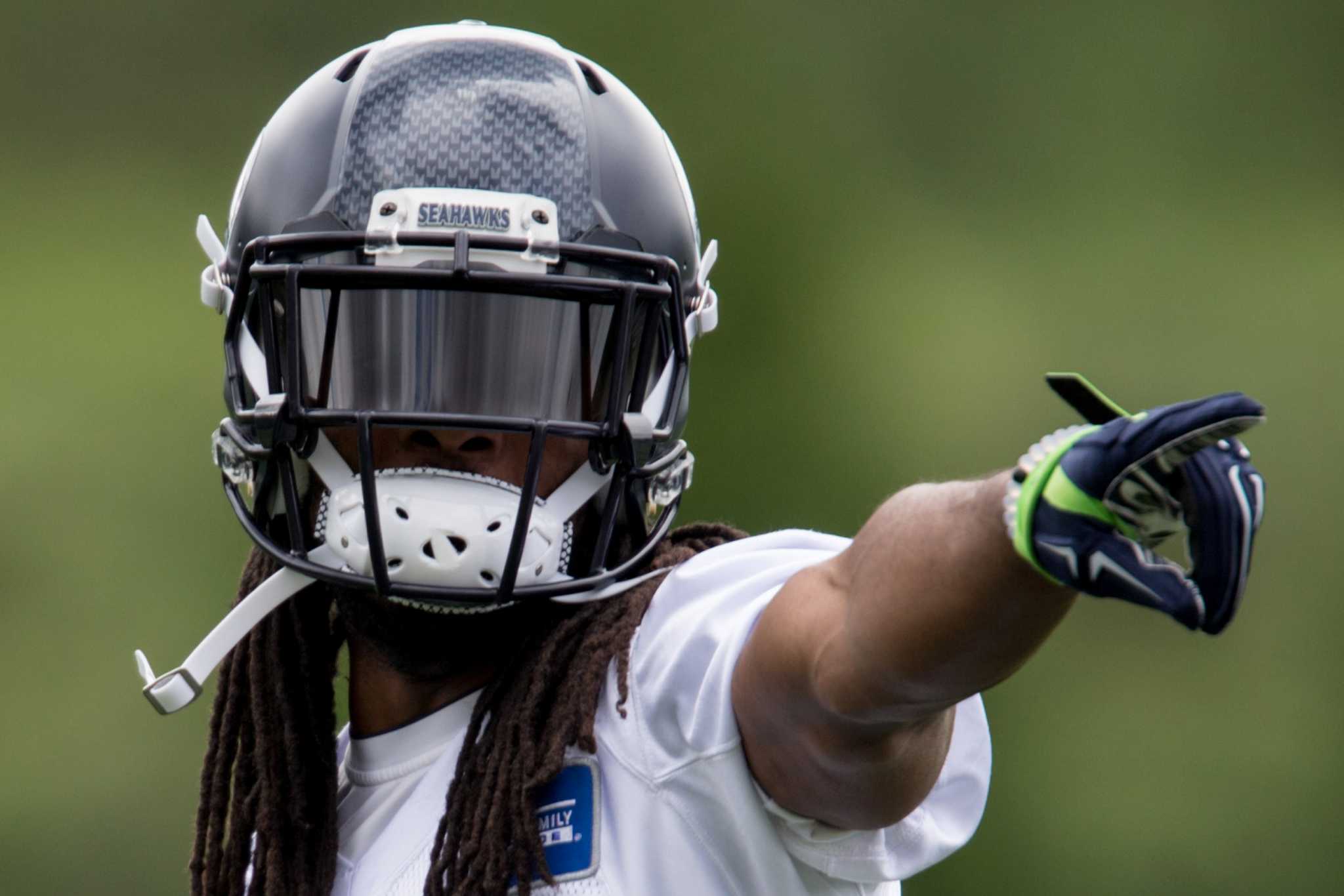 Michael Bennett, Bruce Irvin skip Seahawks OTAs