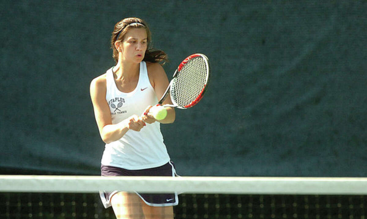Hour Photo/Alex von Kleydorff Melissa Beretta of Staples returns during the No. 1 singles match at Thursday's Staples-Darien FCIAC quarterfinal match in Westport. Beretta won her match, and the Wreckers advanced to the semis with a 4-1 win over the Blue Wave.