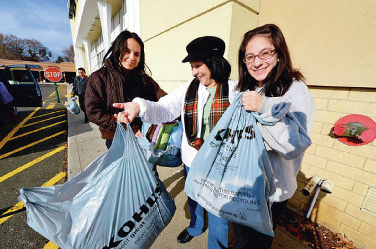 Hundreds of shoppers flock to Connecticut malls for Black Friday