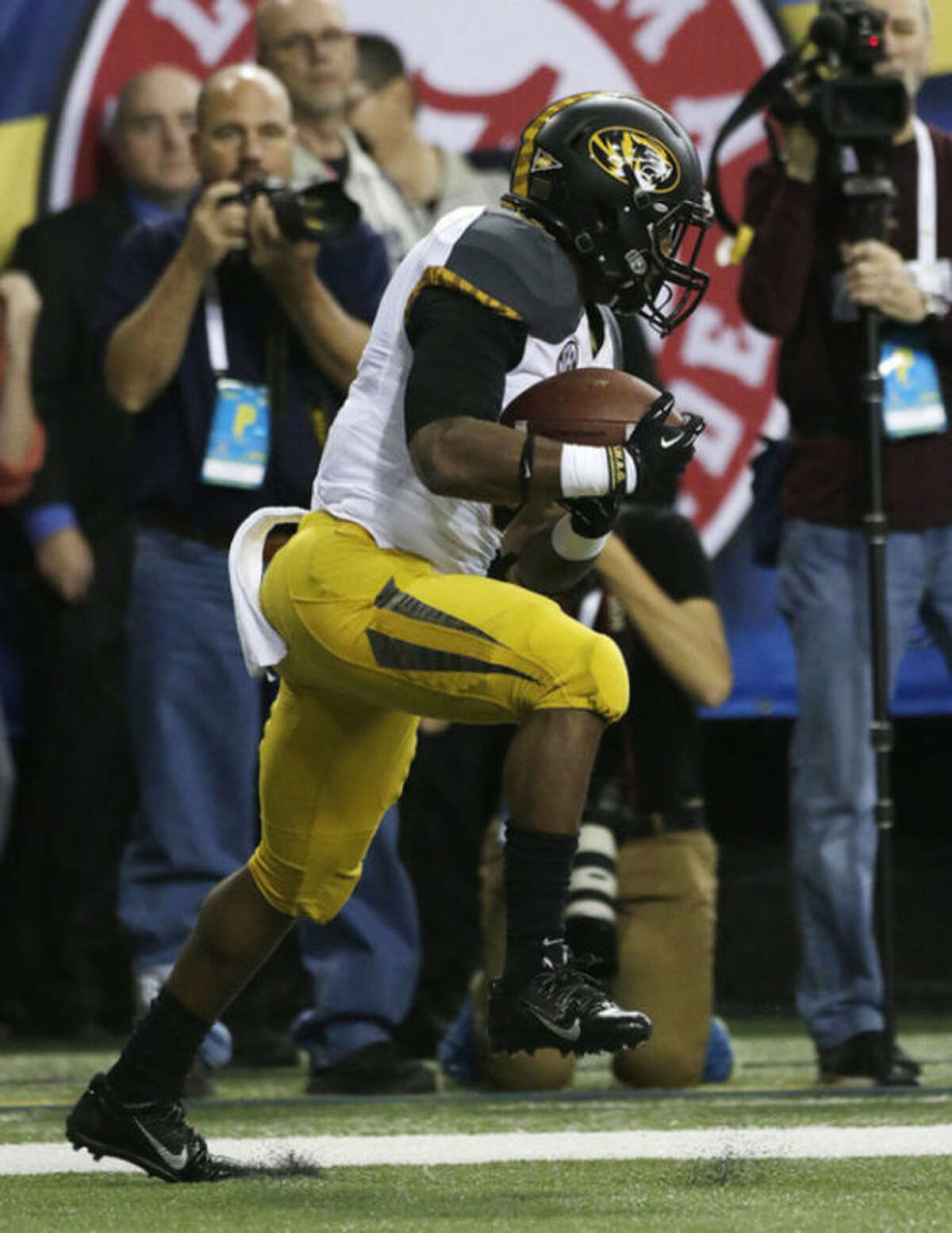 Missouri running back Marcus Murphy (6) makes a catch in the end zone against Auburn during the second half of the Southeastern Conference NCAA football championship game, Saturday, Dec. 7, 2013, in Atlanta. (AP Photo/Dave Martin)