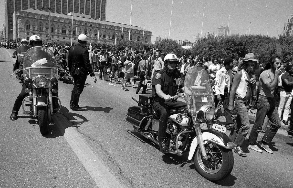 1972年6月25日，第一届旧金山同性恋骄傲游行上的摩托车警察。