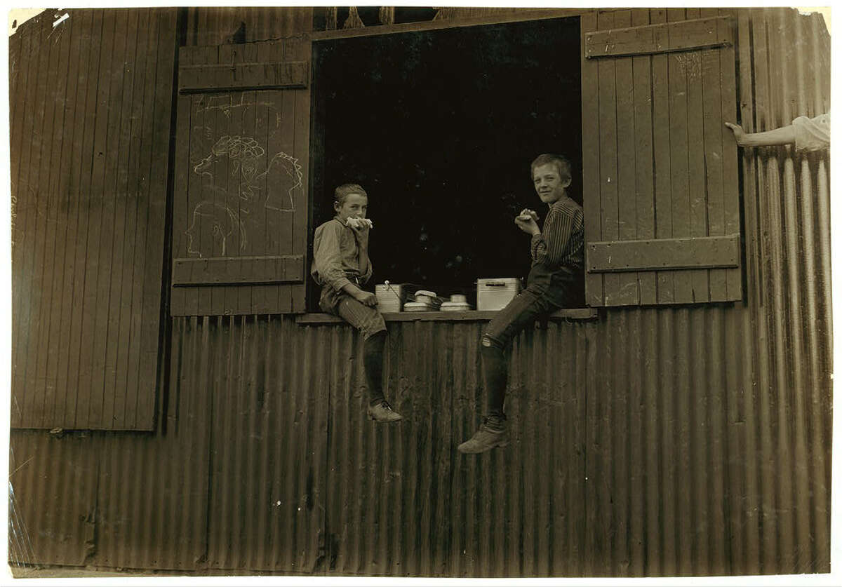 Showing more like. Льюис Хайн американский фотограф. Детский труд в США 1900 годы. Детский труд в Америке Lewis w. Hine (1874-1940). Дети беспризорники США начало 20 века.