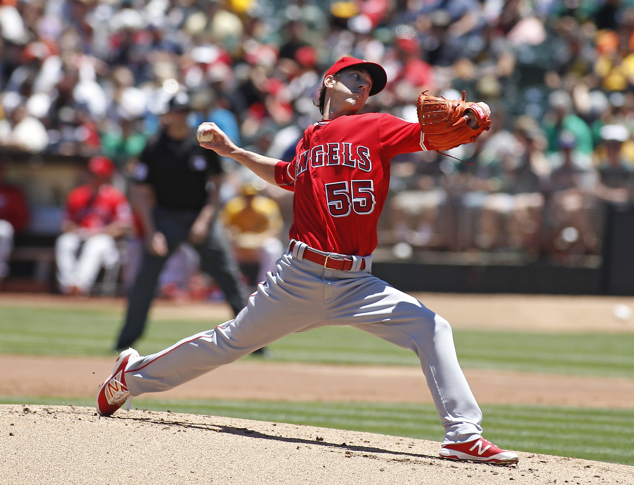 Red is the new black as Lincecum returns to cheers