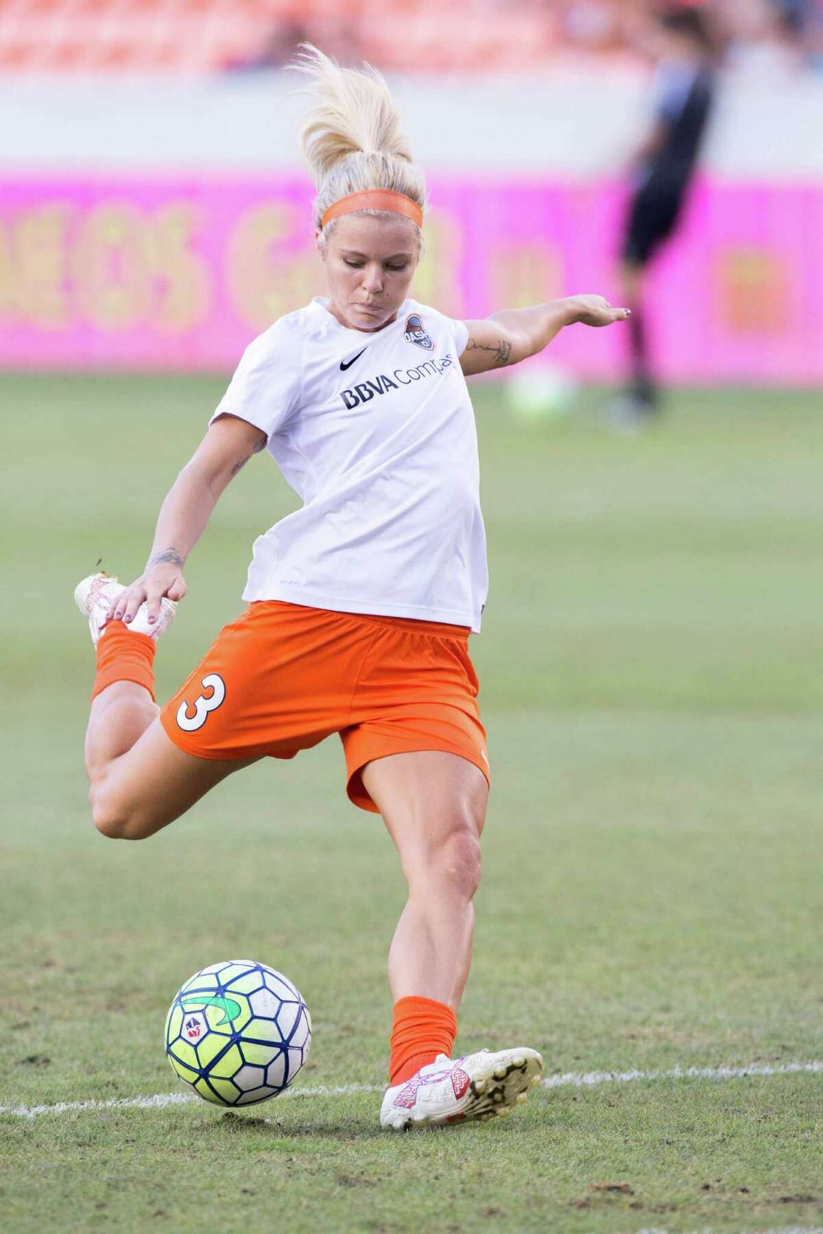 Houston Dash forward Rachel Daly (3) warms up on the field against the FC Kansas City before action between the Houston Dash and the FC Kansas City during a soccer game at BBVA Compass, Sunday, June 19, 2016, in Houston. FC Kansas City defeated Houston Dash 1-0. ( Juan DeLeon / for the Houston Chronicle )
