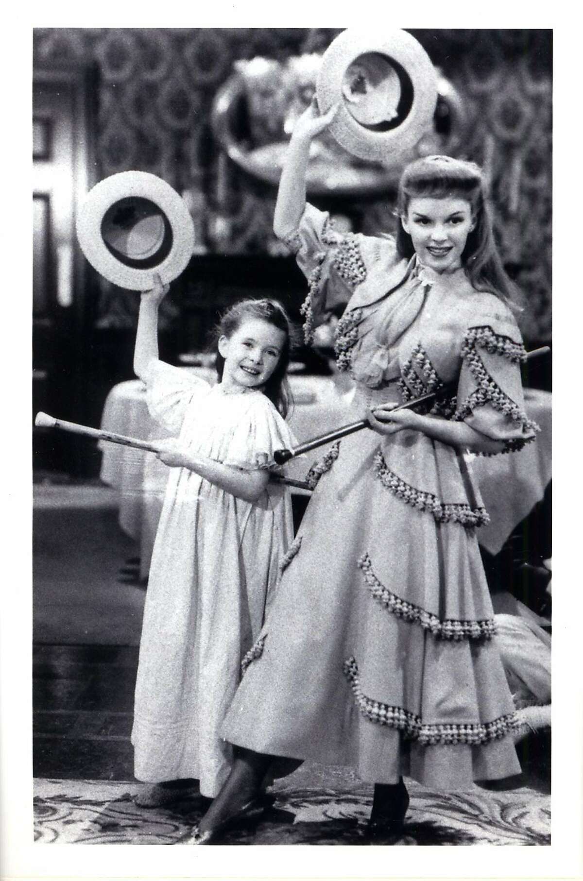 Margaret O'Brien and Judy Garland in " Meet me in St. Louis" 1944