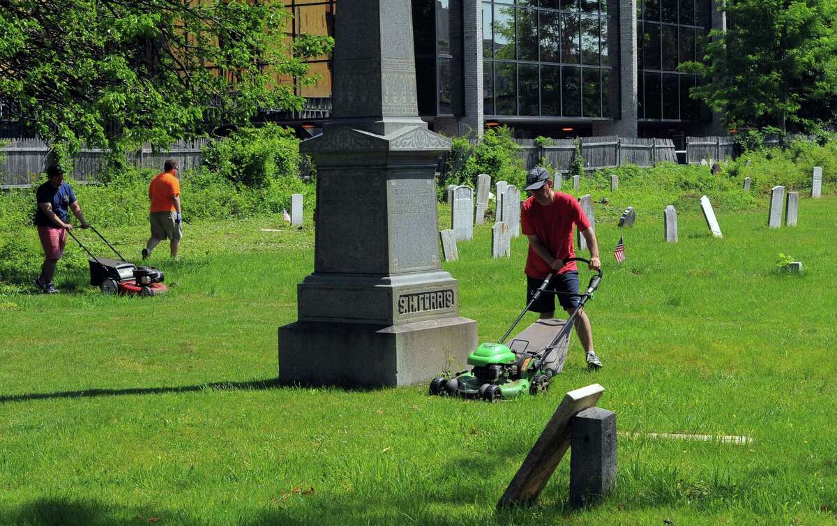 Volunteers give new life to historic Stamford graveyard