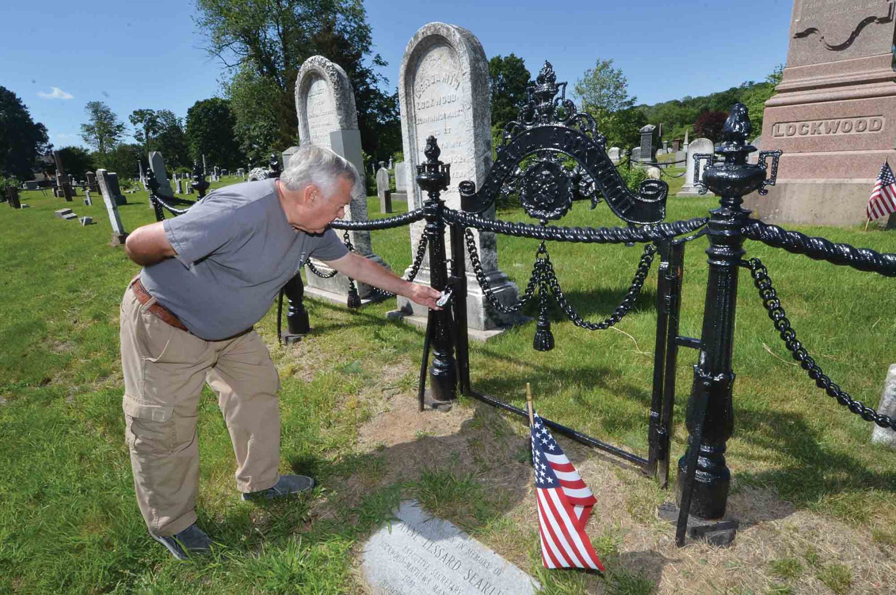 caretakers-worry-about-norwalk-s-union-cemetery