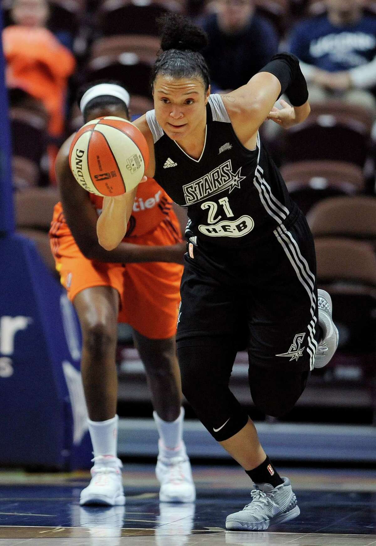 Stars’ Kayla McBride dribbles up tyhe court during the first half of a WNBA game on June 19, 2016, in Uncasville, Conn.