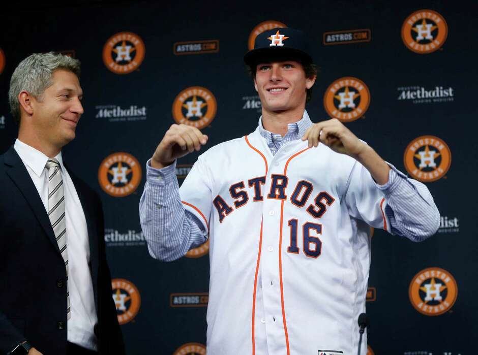 Astros' firstround draft choice picks signing over college