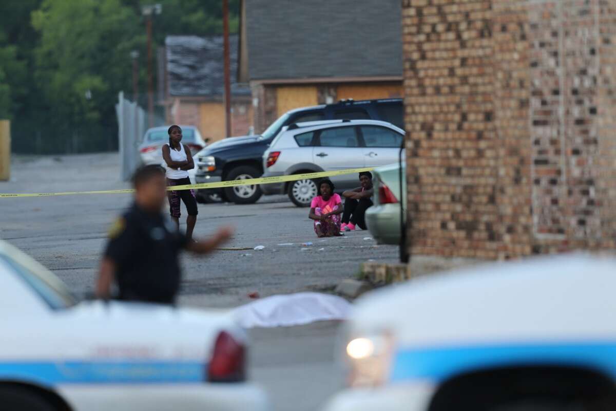 Man, 21, found dead in parking lot of SE Houston apartment complex