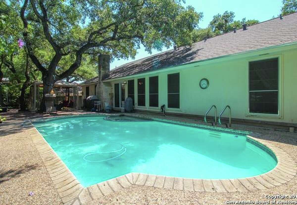 10 homes for sale with backyard swimming pools in San Antonio near the