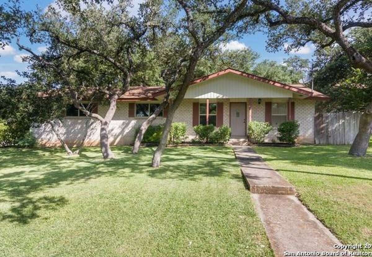 10 homes for sale with backyard swimming pools in San Antonio near the