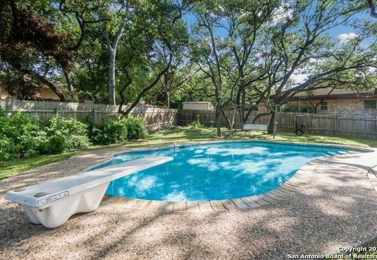 10 homes for sale with backyard swimming pools in San Antonio near the