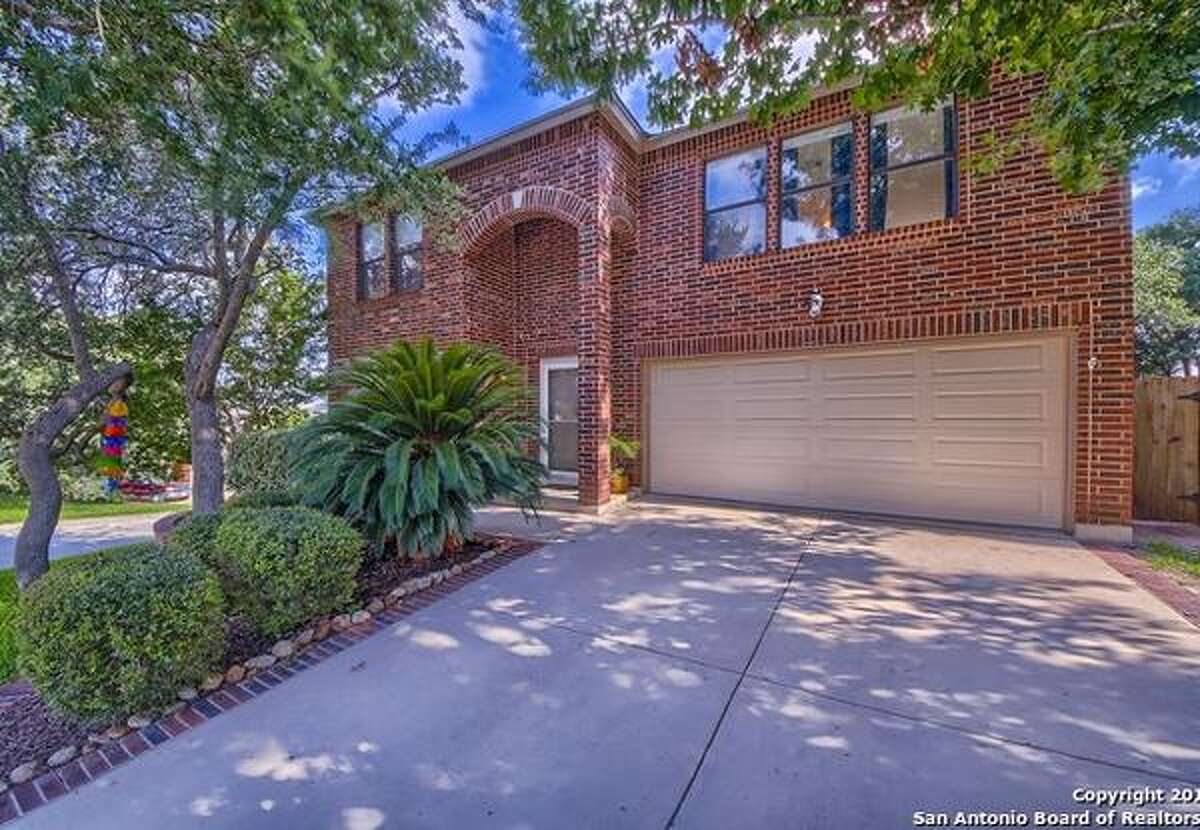 10 homes for sale with backyard swimming pools in San Antonio near the