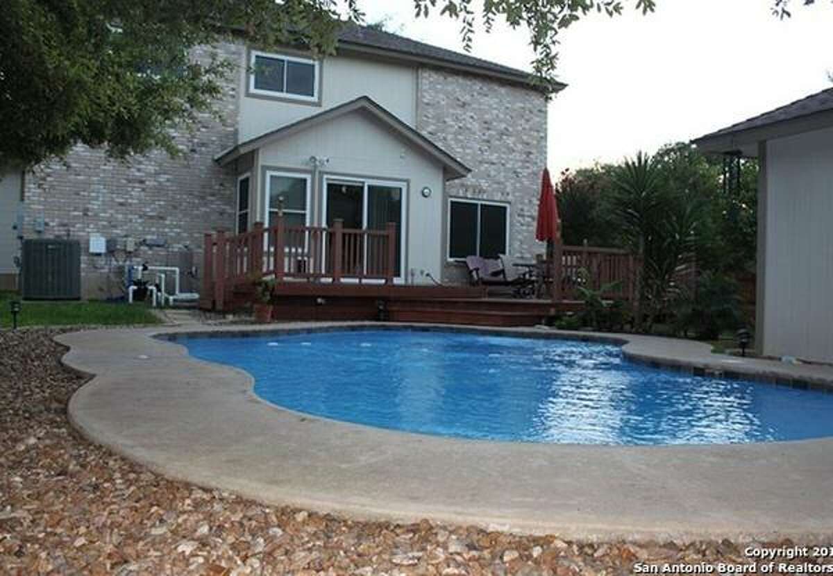 10 homes for sale with backyard swimming pools in San Antonio near the