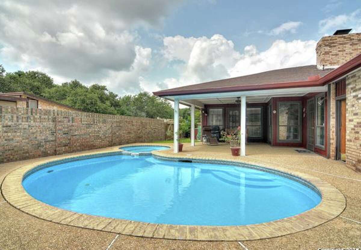 10 homes for sale with backyard swimming pools in San Antonio near the