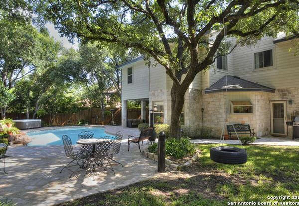10 homes for sale with backyard swimming pools in San Antonio near the