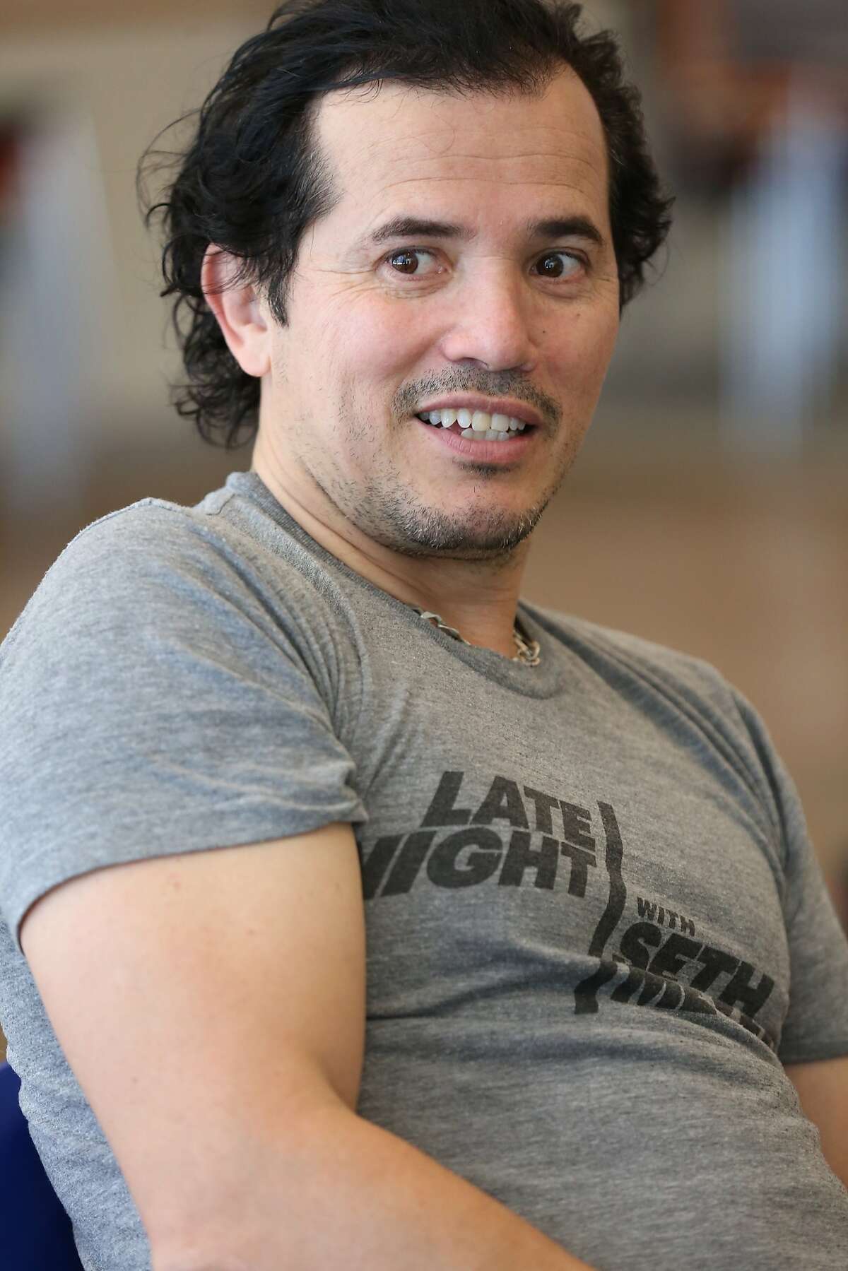 John Leguizamo : "Latin stars and athletes need to jump into this election and make some noise! Don't make me call you out!! Be #Kaepernick and stand up!!" (@JohnLeguizamo/ Twitter)