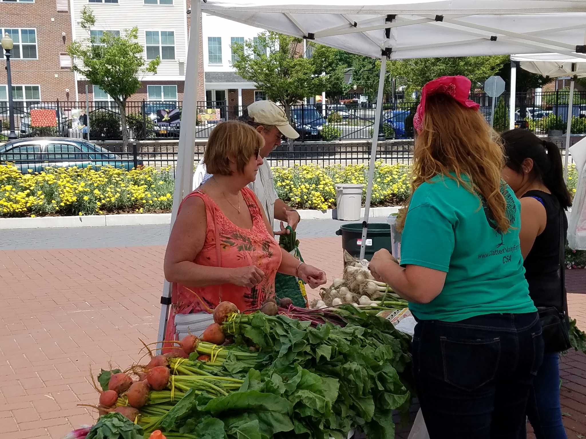 Danbury Farmers Market attracts a crowd on first weekend NewsTimes