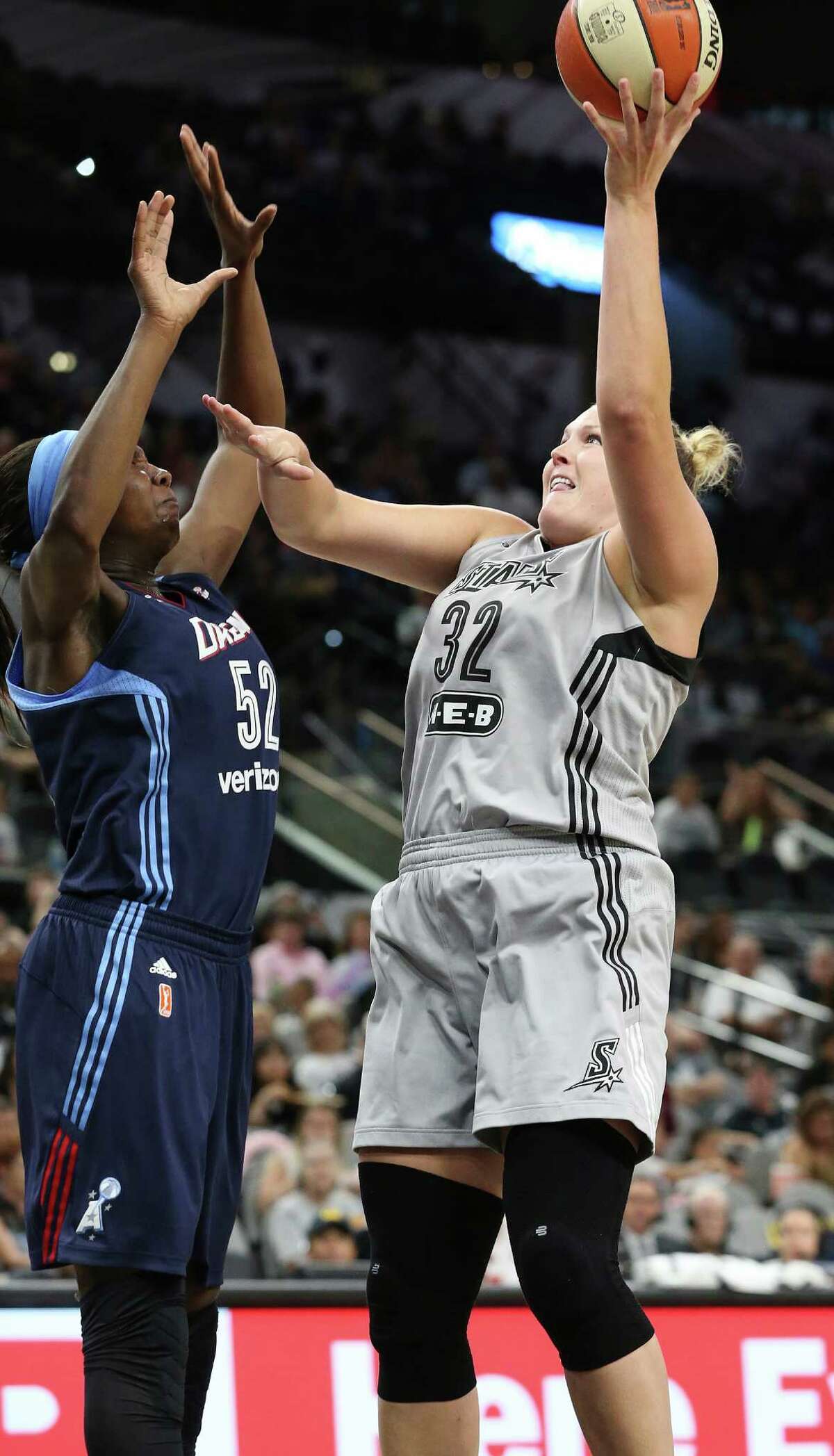 Jayne Appel-Marinelli puts up a shot against Elizabeth Williams in the first half as the Stars host Atlanta at the AT&T Center on June 25, 2016.