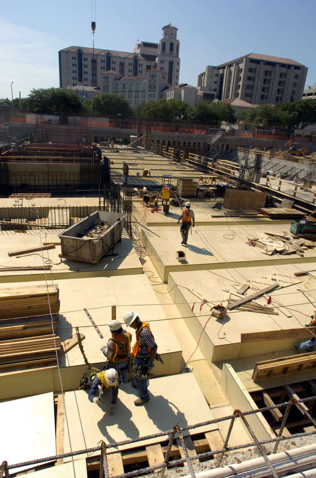 Construction advances in 2005 at a Memorial Hermann Healthcare System project in the Texas Medical Center.