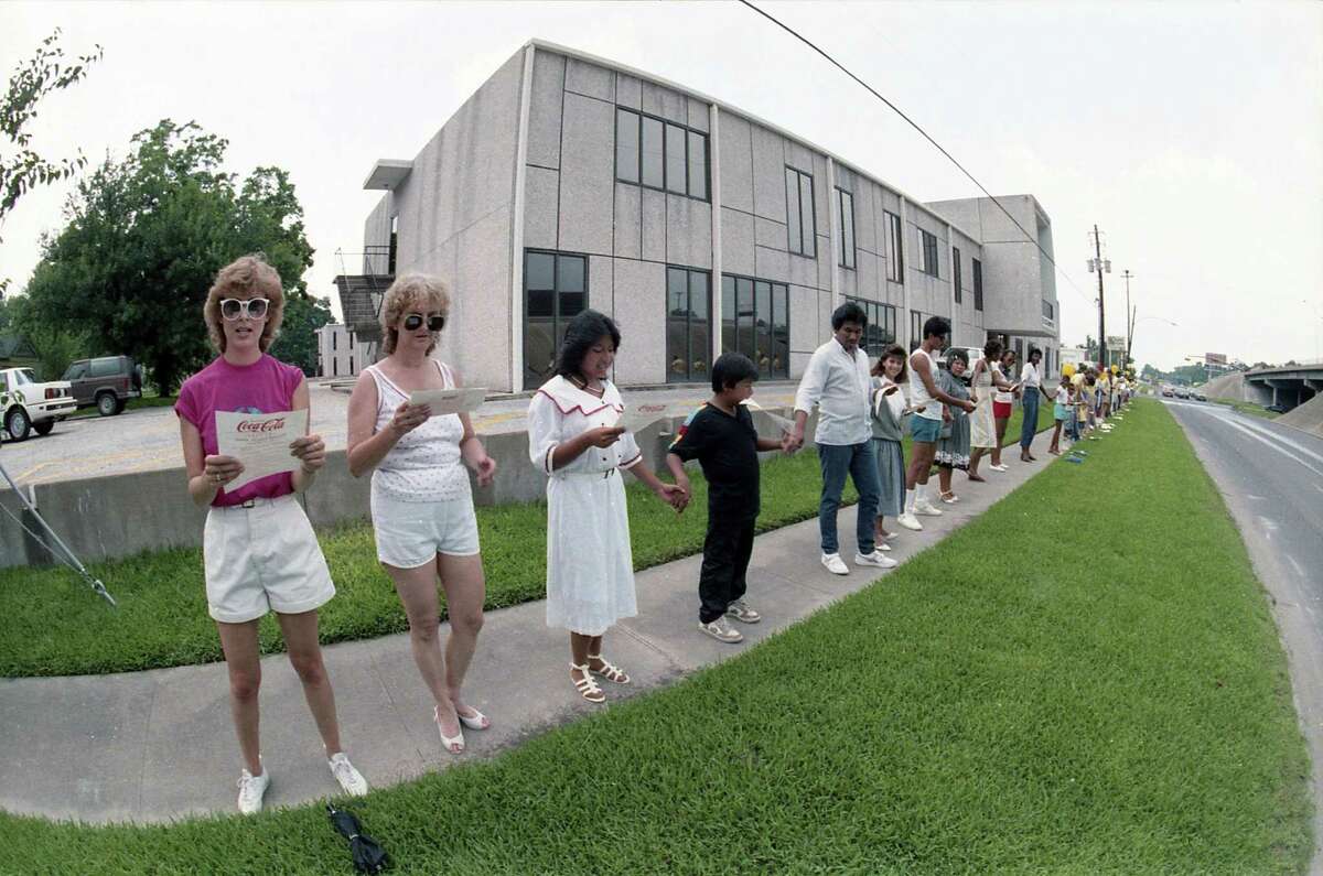 Houstonians take part in Hands Around Houston, designed to help alleviate hunger in the city, June 22, 1986.