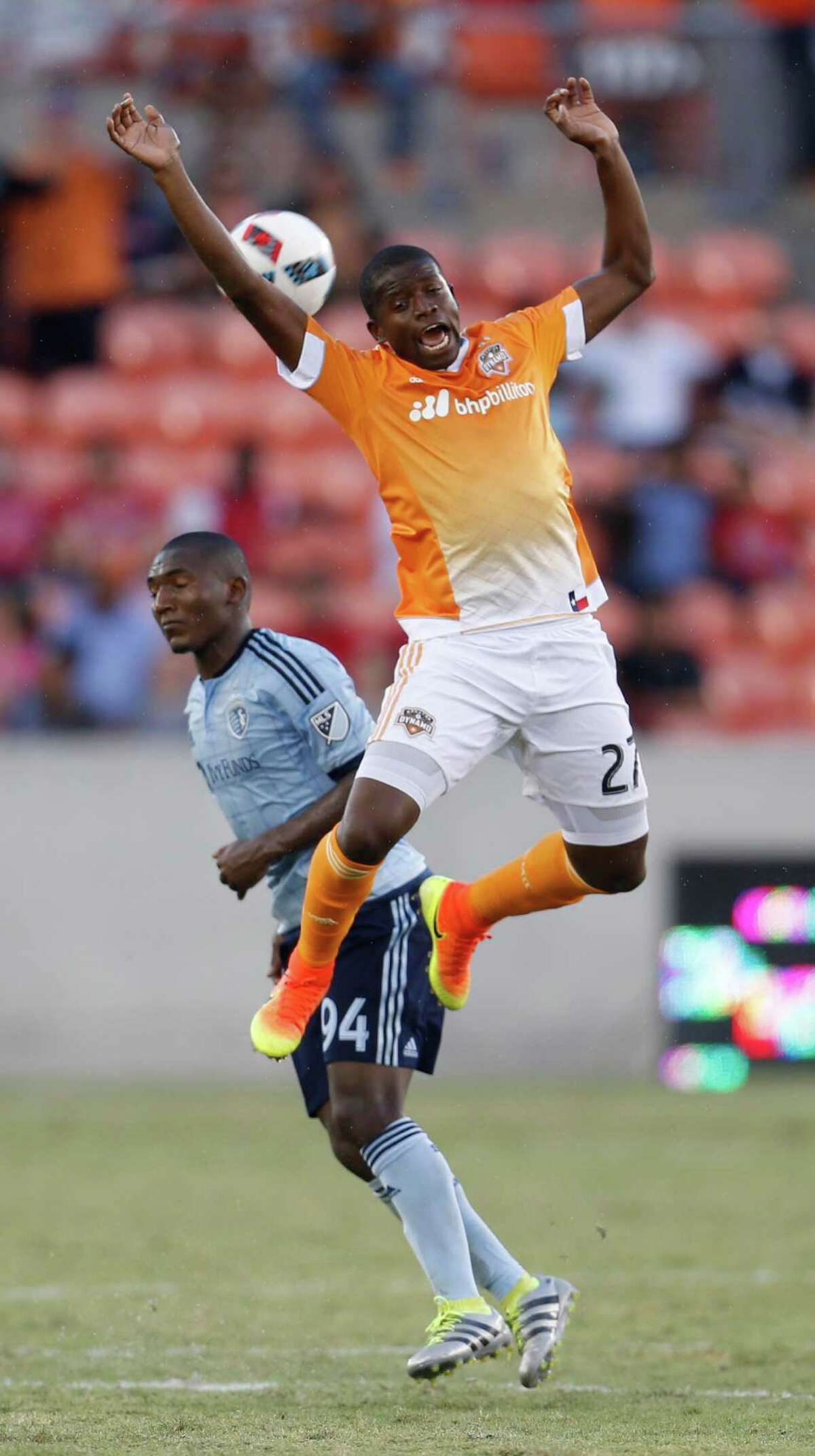 Dynamo re-sign veteran midfielder Boniek Garcia