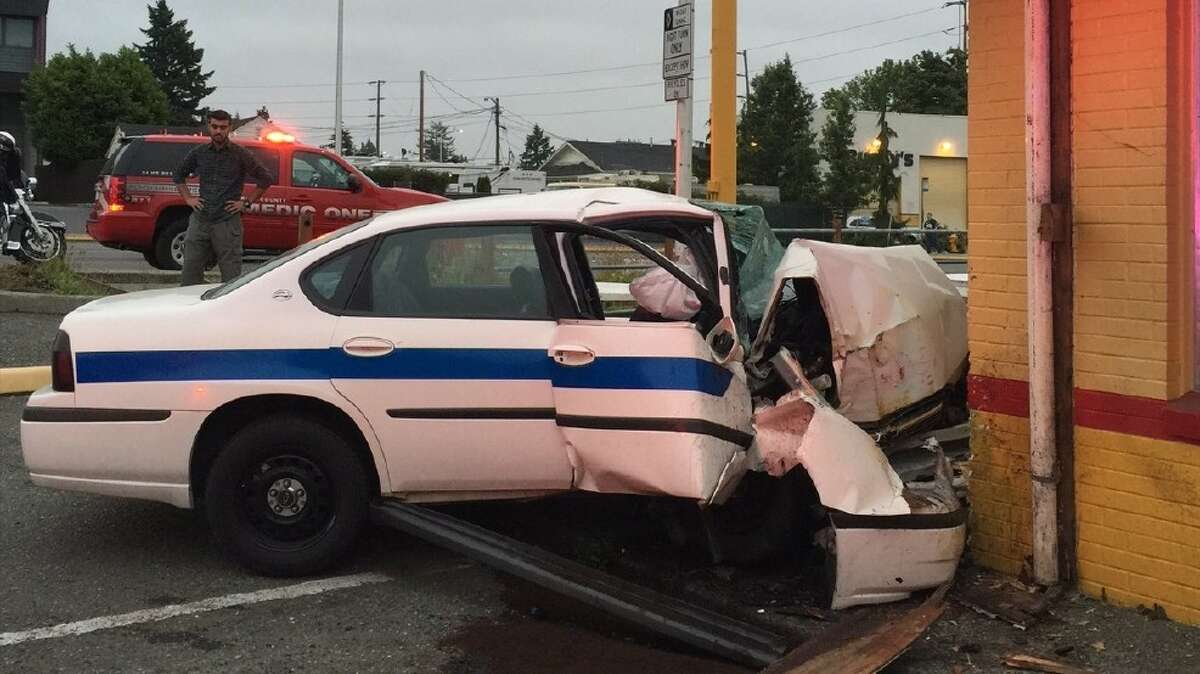 1 injured as car slams into Des Moines restaurant on Pac. Hwy. South