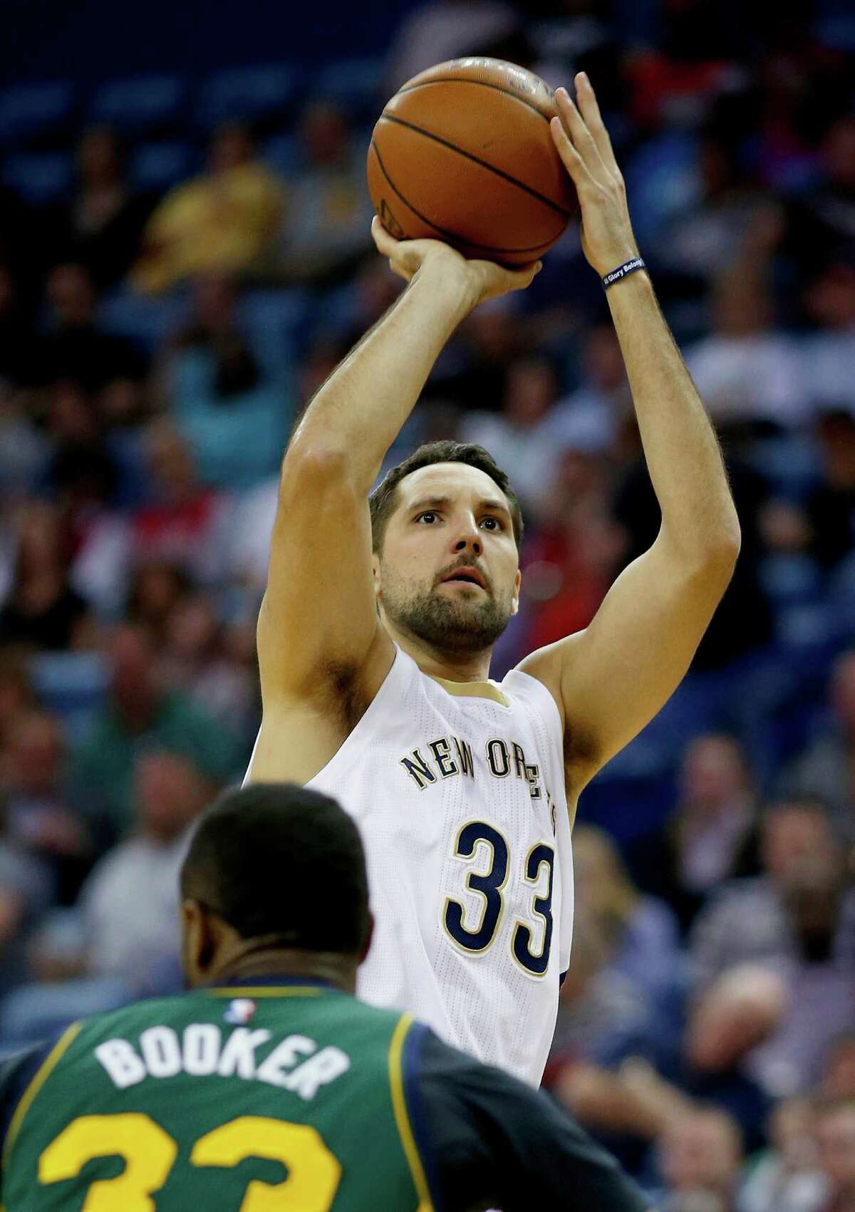 New Orleans Pelicans forward Ryan Anderson (33) shoot a three-point shot over the head of Utah Jazz forward Trevor Booker in the first half of an NBA basketball game in New Orleans, La., Saturday, March 5, 2016. (AP Photo/Max Becherer)