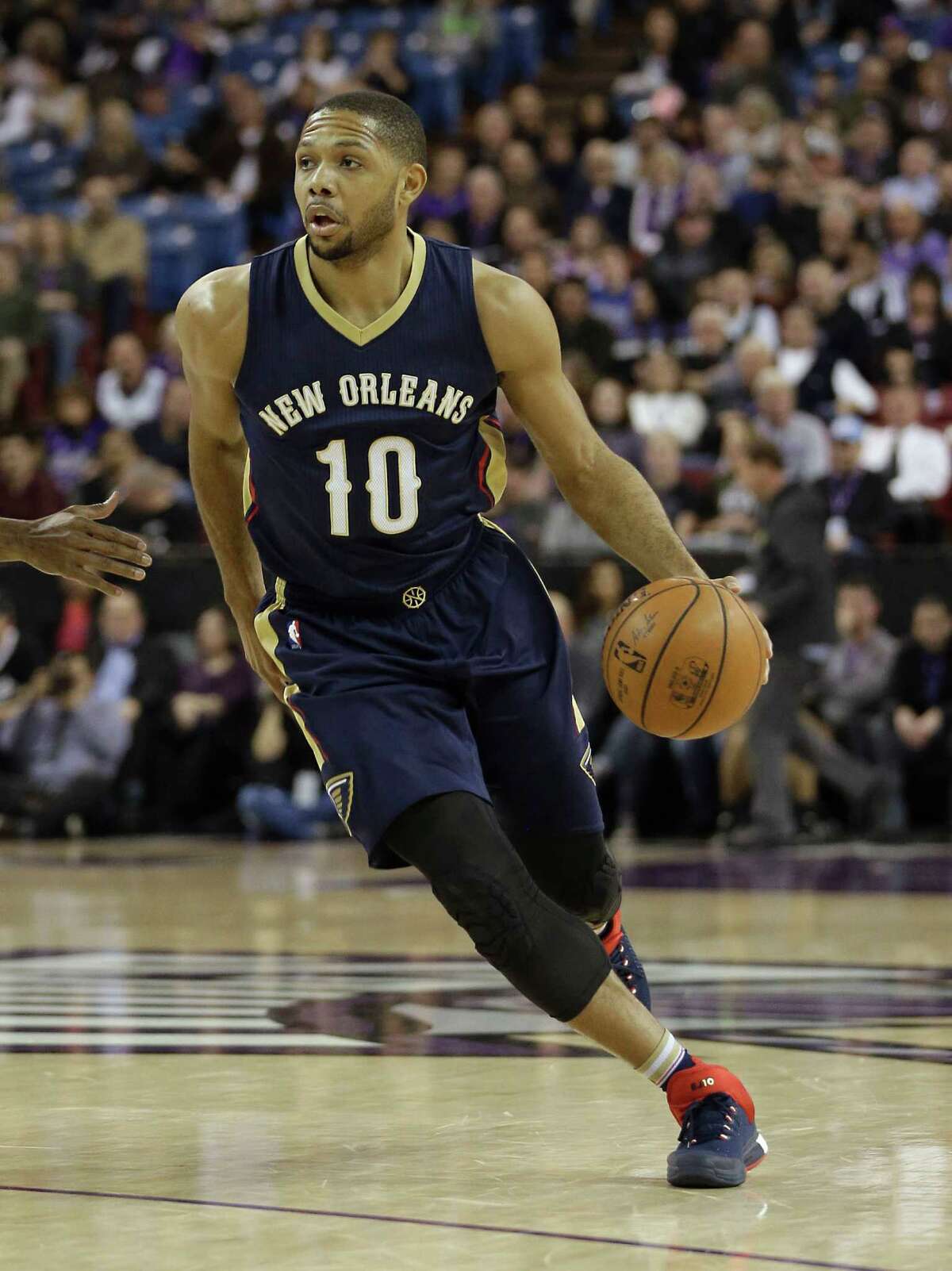 New Orleans Pelicans guard Eric Gordon drives against the Sacramento Kings during the first quarter of an NBA basketball game, Wednesday, Jan. 13, 2016, in Sacramento, Calif. The Pelicans won 109-97.(AP Photo/Rich Pedroncelli)