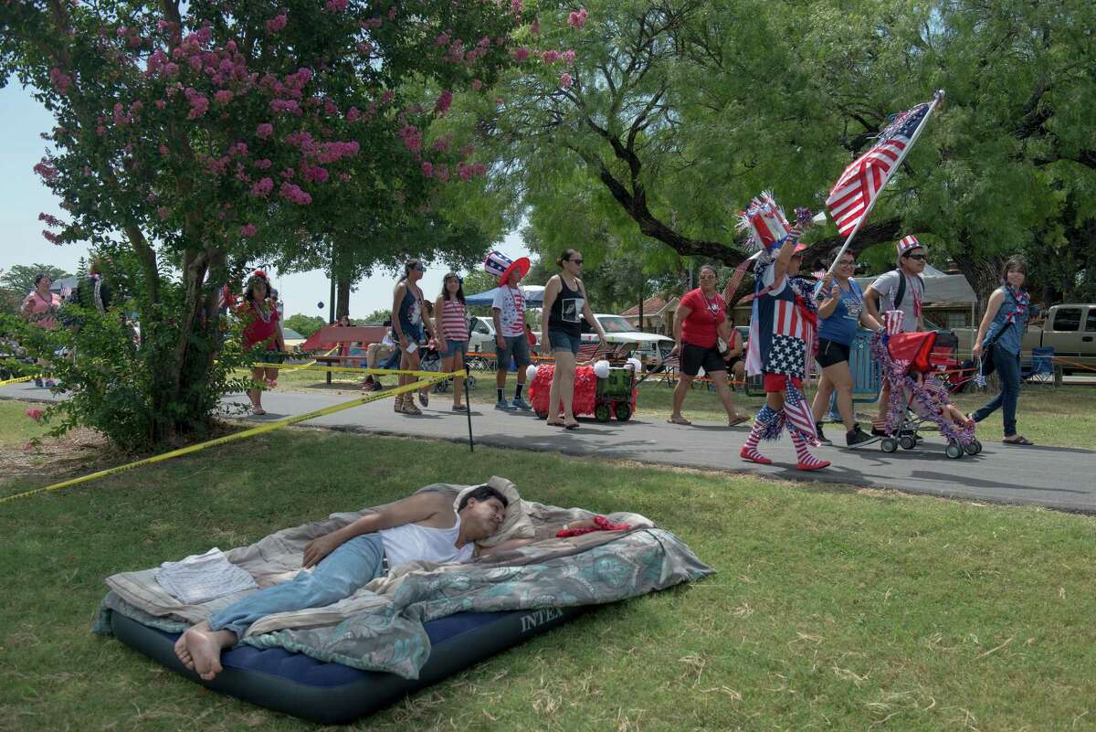 Woodlawn Lake Park Fourth of July draws colorful crowd