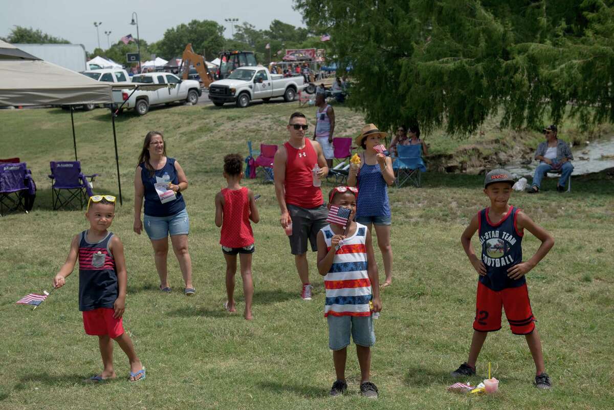 Woodlawn Lake Park Fourth of July draws colorful crowd