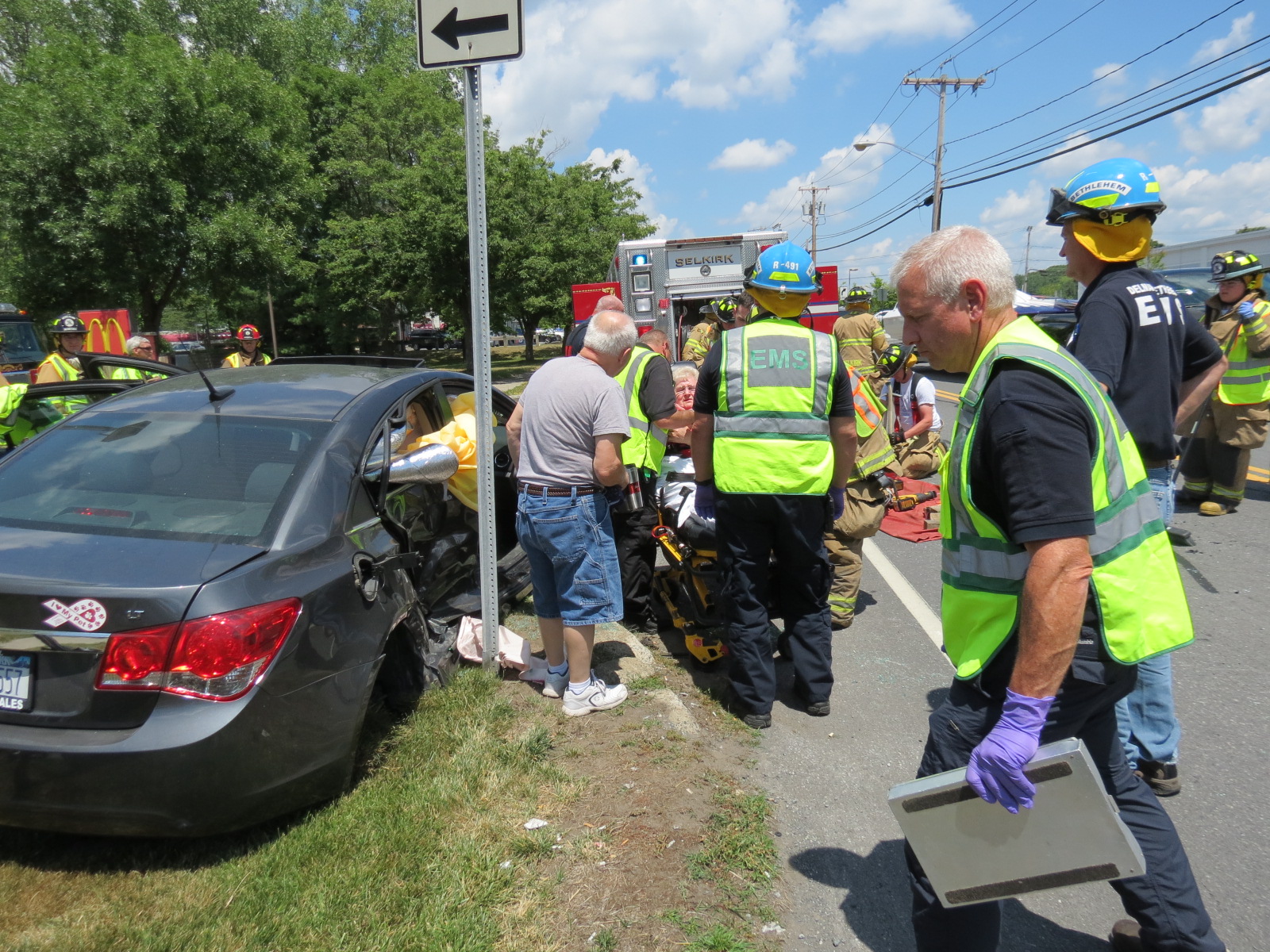 Crash injures couple on Route 9W, Bethlehem